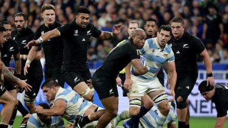 Mark Tele'a escapa de un agrupamiento con el oval en el partido de Nueva Zelanda contra Argentina