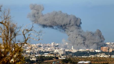 Una columna de humo se eleva en l Franja de Gaza tras los últimos ataques