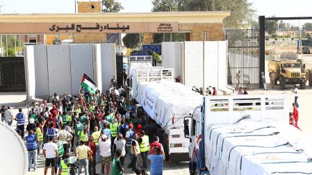Camiones con ayuda humanitaria circulan por el paso de Rafá para entregar material a la Franja de Gaza