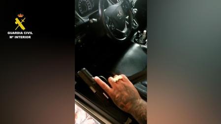 Imagen de uno de los vídeos con amenazas enviados a las víctimas donde un hombre sujeta una pistola