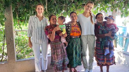 Las dos navarras, con participantes de uno de los proyectos de Fabre en Guatemala. De izquierda a derecha, Sofía Arizcun, Mildra con su hijo, Maira, Marta Sochaga y Julia con su hijo