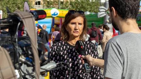 En conmemoración al Día Contra el Cáncer de Mama (19 de octubre) se ha celebrado un minuto de silencio en la Plaza del Castillo. La asociación Saray también ha instalado una carpa informativa en esta misma plaza.