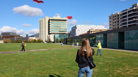 IX Certamen- Exhibición Solidaria de Vuelo de Cometas en la estación de autobuses de Pamplona