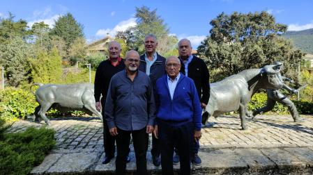 De izquierda a derecha y de arriba abajo: Miguel Iriarte Lorea, Gabriel Lizoain Vidondo, Ismael Berdonces López, José Germán Antón Villafranca y Pablo Mateo Romanos, el sábado en los exteriores del hotel El Toro. Falta en la foto Francisco Abadía, fallecido en 2022.