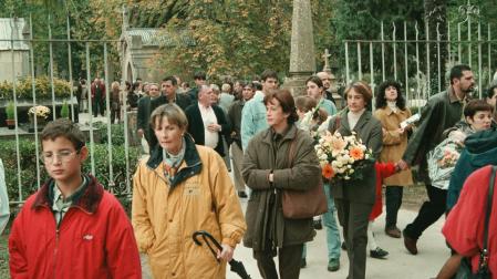 El cementerio de Estella estará abierto de manera ininterrumpida desde el lunes 23 hasta el viernes 3 de noviembre. Estos días el horario del cementerio será de las 9:00 horas a las 18:00 horas.