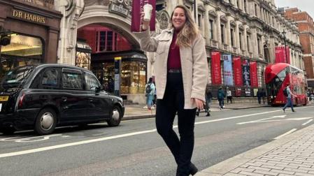 Isabel Hernández Aguado pasea por Picadilly Street, en el centro de Londres