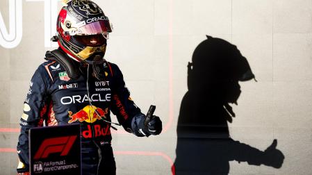 Max Verstappen levanta el pulgar tras vencer la carrera al sprint del Gpo de EE UU en el circuito de Austin