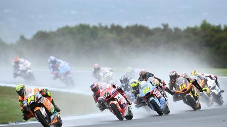 Los pilotos de Moto2 disputan la carrera del GP de Australia en el circuito de Phillip Island bajo una intensa  lluvia que obligó a recortar la prueba
