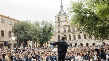 El líder del PP, Alberto Núñez Feijóo, durante un acto del Partido Popular, en la plaza del Ayuntamiento, a 22 de octubre de 2023, en Toledo