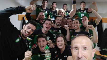 La plantilla de Helvetia Anaitasuna celebra su victoria contra Fertiberia Puerto Sagunto
