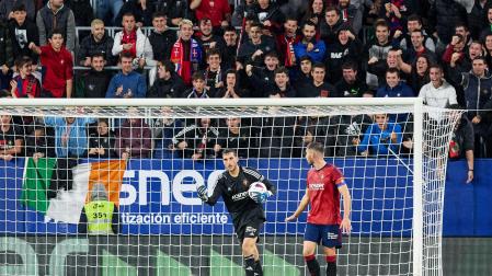 Sergio Herrera, junto a David García, en el Osasuna-Granada del viernes.