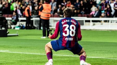 Marc Guiu celebra su gol