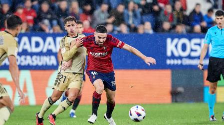 Moi Gómez, que reapareció ante el Granada, conduce el balón