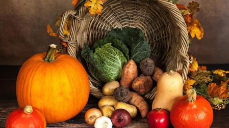 Bodegón de frutas y verduras de la temporada de otoño