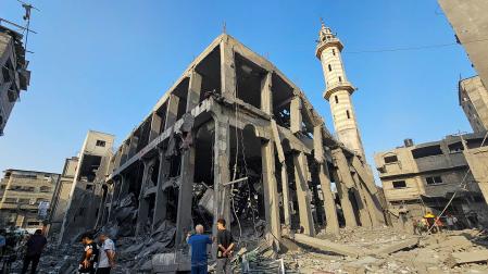 Varios palestinos junto a los escombros de un edificio en el norte de la Franja de Gaza tras los bombardeos israelíes