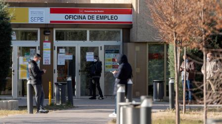 Varias personas en las inmediaciones de una oficina de empleo de Madrid