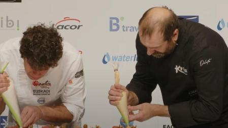 Gorka Aguinaga y David Sánchez, del Iruñazarra, preparan los pinchos 'Ondarmendi' en el Campeonato de Euskalherria