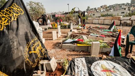 Fotografía este lunes de tumbas pertenecientes a los fallecidos durante la incursión isaraelí en el campo de refugiados