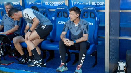 Alkiza, sentado en el banquillo de Mendizorroza cuando dirigió al equipo con Arrasate sancionado