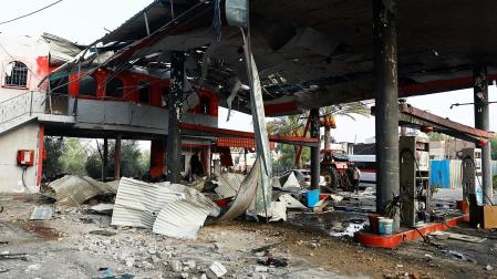 Vista general de una gasolinera devastada tras los bombardeos del Ejército israelí