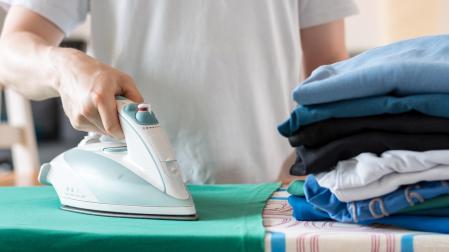 Planchar la ropa es una de las tareas del hogar que más posponemos.