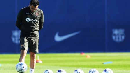 Xavi Hernández controla un balón durante la sesión de este martes 24 de octubre en las instalaciones Joan Gamper