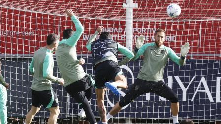 El meta Jan Oblak observa el remate de sus compañeros durante el entrenamiento de este martes, 24 d eoctubre