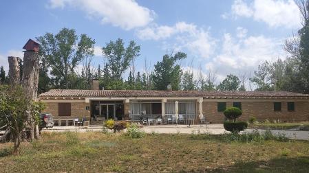 Vista exterior de La Residencia de Figarol, inmueble que saldrá a subasta pública
