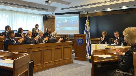 Rafael Alvira (en la pantalla) durante la ceremonia de investidura del 'honoris causa' por la universidad de Montevideo