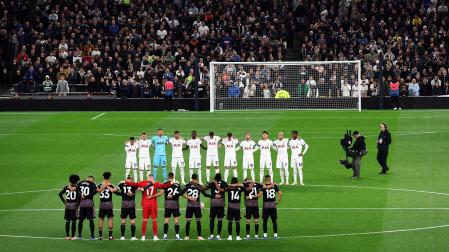 Minuto de silencio en el estadio londinense del Tottenham antes del encuentro de los locales contra el Fulham