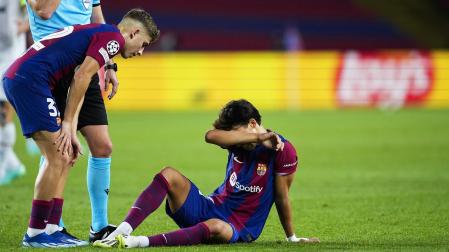 Fermin López (izda.), destacado en el choque culé de Champions, se preocupa por Joao Felix, que terminó el encuentro tocado y es duda para el clásico