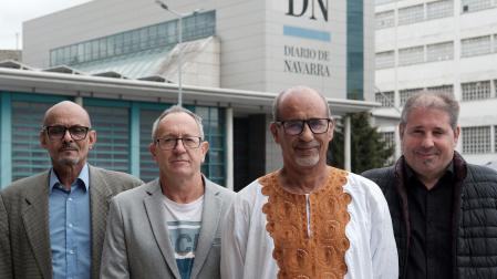 De izquierda a derecha, en las instalaciones de Diario de Navarra: Mohamed Galiani (Frente Polisario en Navarra), Alfonso Torres (fundador de Trabajadores Técnicos Sin Fronteras), Yahia Buhebeini (presidente Media Luna Roja Saharaui ) y Eduardo Irigoyen (director de ATTsF).
