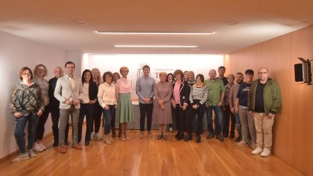 Elena Leache, acompañada de varias joteras y de la corporación municipal, tras la firma del convenio