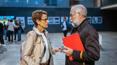La presidenta María Chivite habla con el consejero Fernando Domínguez en el atrio del Parlamento de Navarra