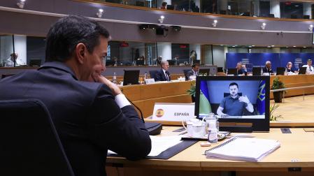 El presidente del Gobierno español, Pedro Sánchez, atiende a las palabras del líder ucrania no Volodimir Zelenski durante la cumbre de jefes de estado y gobierno de la UE