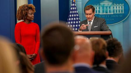 Los periodistas atienden a la palabras del portavoz del Consejo de Seguridad Nacional de EE UU, John Kirby, durante su comparecencia