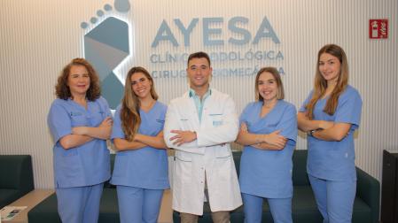 Javier Ayesa, responsable de Clínica Podológica Ayesa, junto con su equipo de profesionales.