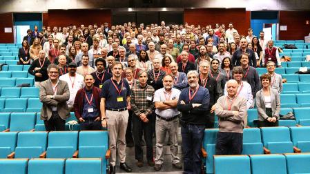 Participantes en el FisEs’23 en la foto de familia del congreso