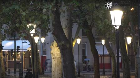 Farolas en una plaza de Pamplona