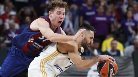 El madridista Facundo Campazzo (dcha.) se escapa del lituano Rokas Jokubaitis durante el encuentro de la Euroliga