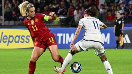 La capitana de la selección española, Alexia Putellas, controla el balón ante una rival