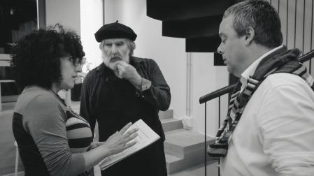 Johanna Moya, junto a los actores Toño Esparza (con boina) y Gorka Barandiaran, durante un ensayo de la obra 'El aire entre las hojas'