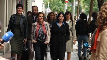 La presidenta de Navarra, María Chivite (c), a su llegada a la reunión de Comité Federal del PSOE, en Madrid, junto a los también socialistas Elma Saiz, Javier Remírez y Adriana Maldonado