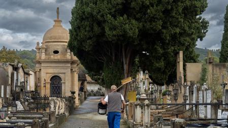 El cementerio se pone a punto estos días para las visitas que registrará de cara a la festividad de Todos los Santos.