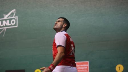 Joseba Ezkurdia durante el duelo contra Erik Jaka