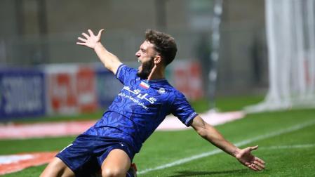 Roberto Torres celebra el gol de falta