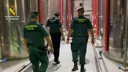 Agentes de la Guardia Civil, en el el interior de una almazara de Carcabuey donde se cometió el robo de aceite