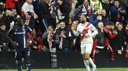 El jugador del Rayo Vayecano "Bebé" celebra el gol marcado en el último minuto.