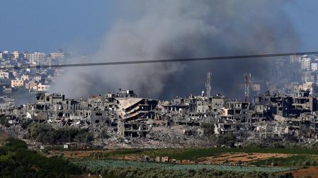 El humo de los bombardeos del ejército israelí se eleva sobre Gaza, visto desde el sur de Israel