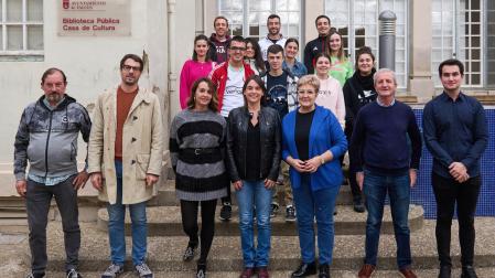 Parte de los jóvenes participantes en el encuentro junto con los representantes institucionales participantes